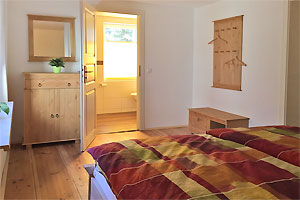 Ferienwohnungen im Spreewald: Schlafzimmer mit Eingang zum Bad